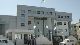 محاكمة شاب ارتدى بدلة عسكرية