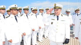 قائد القوات البحرية يفتش سفينة “الملاح”