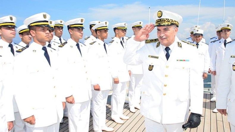 قائد القوات البحرية يفتش سفينة “الملاح”