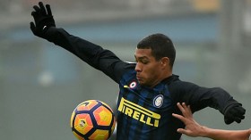 ميلان يوافق على تسريح مهاجمه بلخير للانضمام إلى الخضر