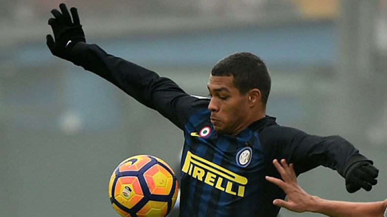 ميلان يوافق على تسريح مهاجمه بلخير للانضمام إلى الخضر