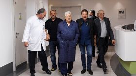 الرئيس الفلسطيني يغادر المستشفى