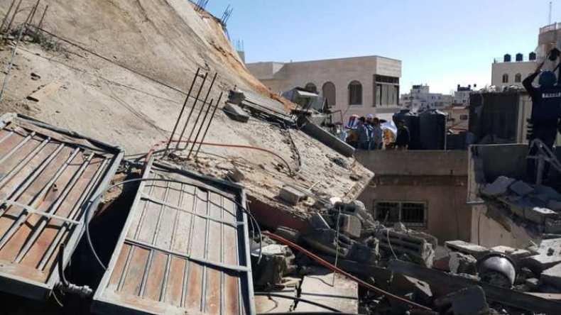 الاحتلال يفجر منزل أم لخمسة معتقلين مدى الحياة