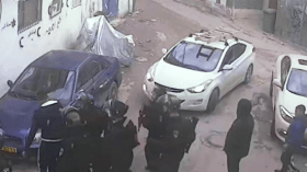 شاهد.. جنود صهاينة يضربون فلسطينياً وأمه