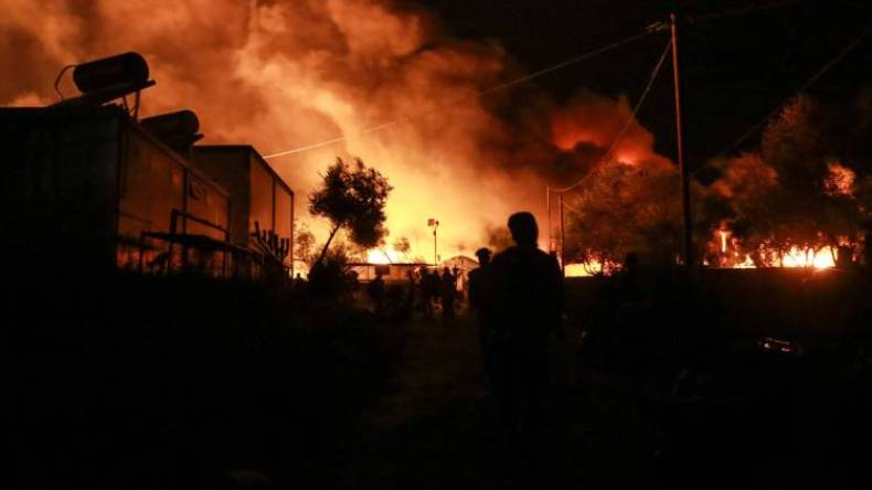 حريق هائل يلتهم أكبر مخيم للاجئين في اليونان (فيديو)