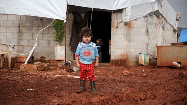 البرد يقتل 15 طفلاً نازحاً في سوريا