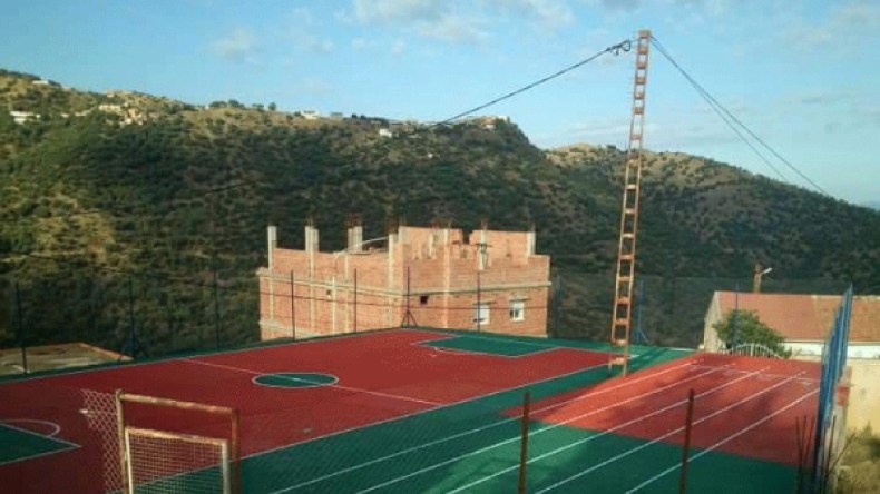 أولياء التلاميذ يطالبون بتحويل عمود كهربائي يتوسط ملعب المدرسة