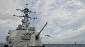 سفينة حربية صينية تقترب لمسافة خطرة من مدمرة أمريكية