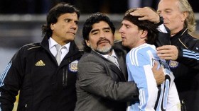 مارادونا يدعم ميسي ويسخر من الاتحاد الأرجنتيني