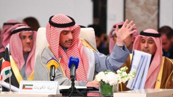 شاهد.. رئيس برلمان الكويت يلقي أوراق صفقة القرن في المهملات