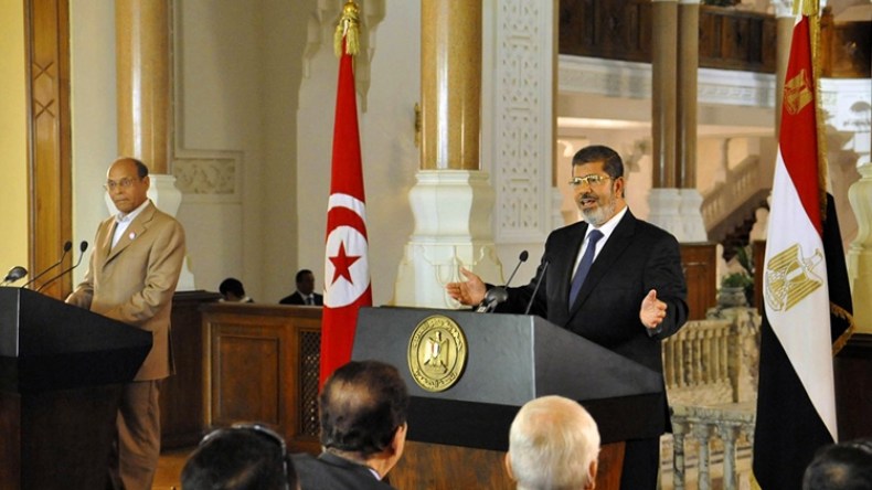 شاهد.. المرزوقي يبكي مرسي بحرقة