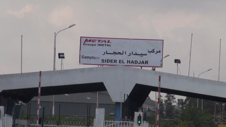 تواصل الإضراب بمركب الحجار.. ومحتجّ يحاول الانتحار