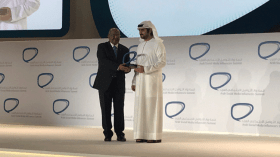 مساهل يتسلم جائزة رواد التواصل الاجتماعي العرب بدبي