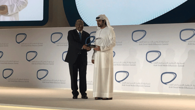 مساهل يتسلم جائزة رواد التواصل الاجتماعي العرب بدبي