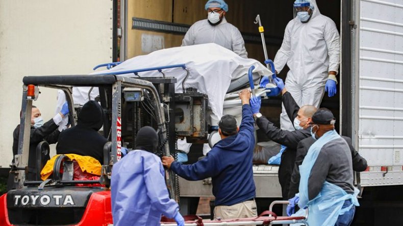 شاحنات تبريد لحفظ جثث ضحايا كورونا في نيويورك (فيديو)