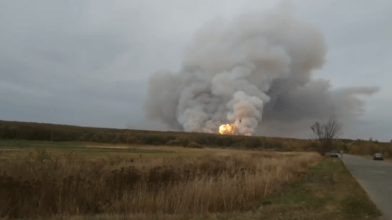 شاهد.. حريق ضخم بمستودع للأسلحة في روسيا