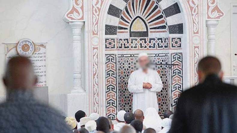 أئمة يعتصمون دفاعا عن زميلهم بتيارت