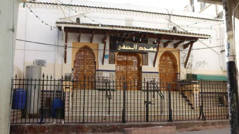 مصلون تطأ أقدامهم المساجد لأول مرة في حياتهم