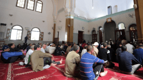 مصلون يخرجون للشارع بالجلفة “تضامنا” مع إمامهم