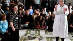 جدل كبير بعد تداول فيديو لنساء متبرجات يصلين بمسجد ألماني