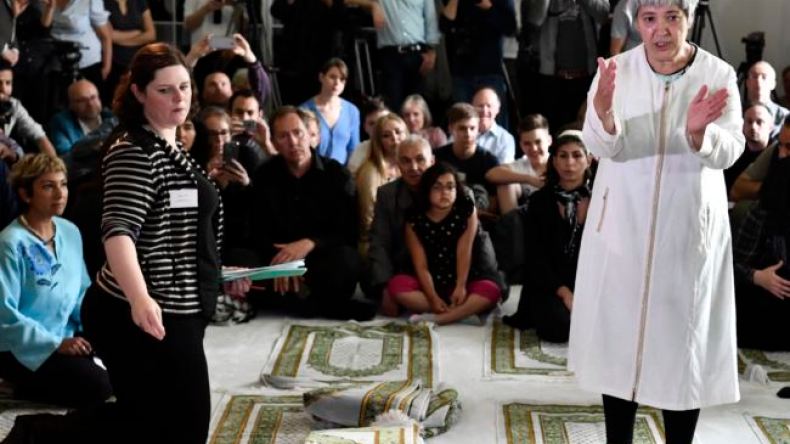 جدل كبير بعد تداول فيديو لنساء متبرجات يصلين بمسجد ألماني