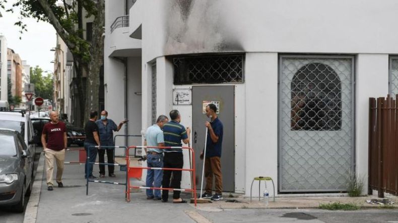 مجهولون يضرمون النار بمسجد في ليون (صور)