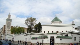 فرنسا تُرحِل إماما جزائريا ألقى خطبا “متطرفة”