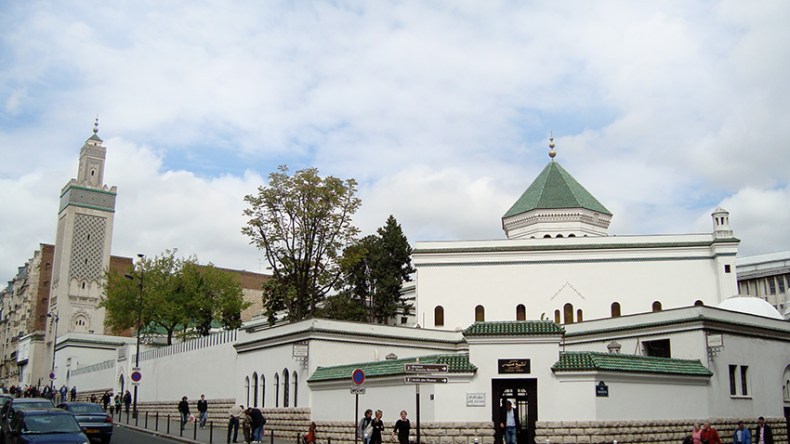 فرنسا تُرحِل إماما جزائريا ألقى خطبا “متطرفة”