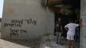 مستوطنون يحرقون مسجداً في الضفة الغربية