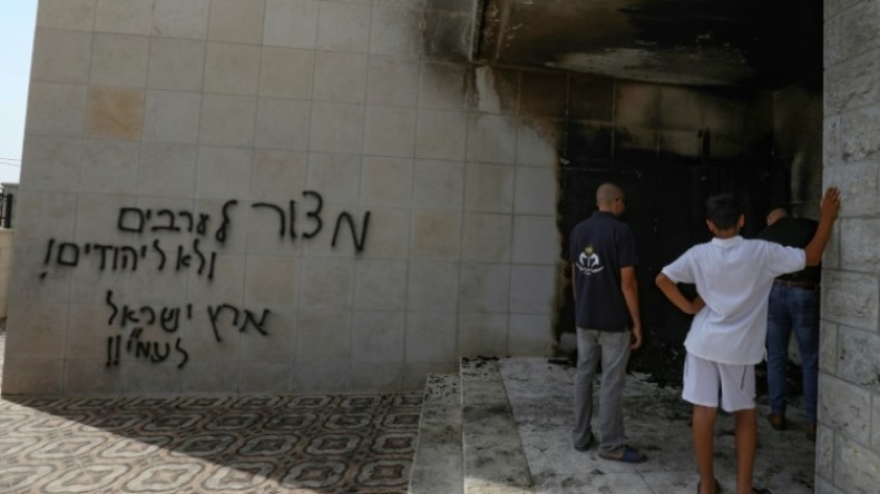 مستوطنون يحرقون مسجداً في الضفة الغربية