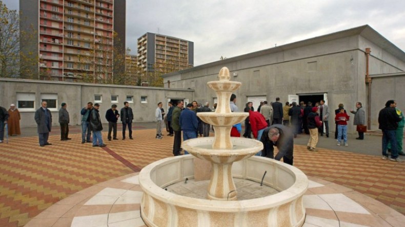 توقيف رجل حاول اقتحام مسجد بسيارته