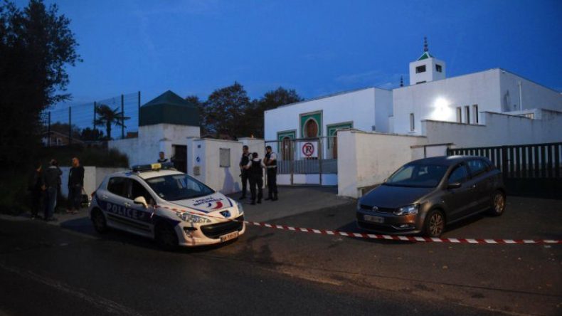 فرنسا تعتزم شن حملة غير مسبوقة تستهدف 76 مسجداً