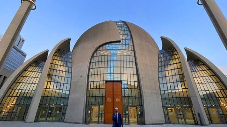 شاهد.. رفع الأذان لأول مرة في كولونيا الألمانية