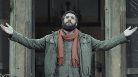 مشهدية سينمائية تسخر من الحرب والسياسة.. لكنّها تغسل أيادي النظام