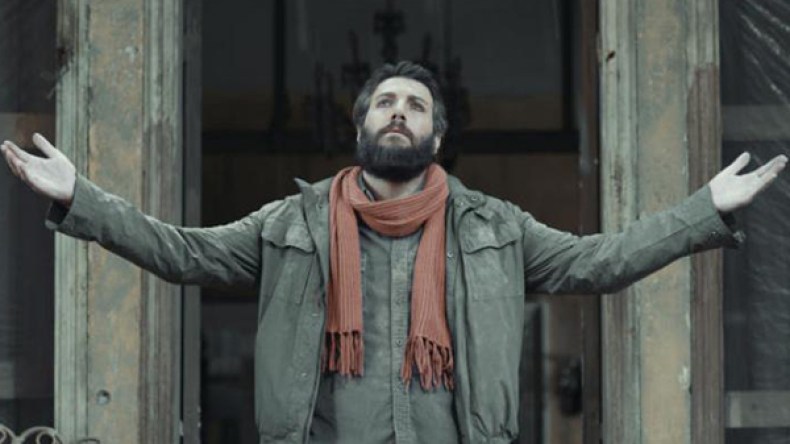 مشهدية سينمائية تسخر من الحرب والسياسة.. لكنّها تغسل أيادي النظام