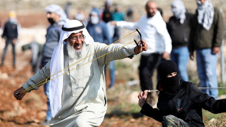 مسنٌ فلسطيني يشعل مواقع التواصل في مواجهات ضد الاحتلال