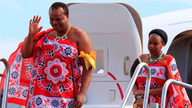 ملك إفريقي يستفز شعبه الفقير بشراء سيارات فارهة