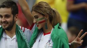 مُشجّعة إيرانية تنزع الحجاب بعد وصولها إلى الملعب