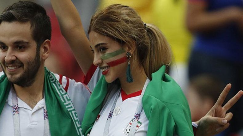 مُشجّعة إيرانية تنزع الحجاب بعد وصولها إلى الملعب