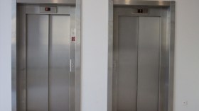 مصاعد كهربائية خردة وأخرى معطلة بعمارات العاصمة