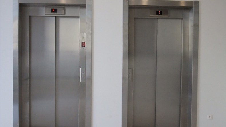 مصاعد كهربائية خردة وأخرى معطلة بعمارات العاصمة