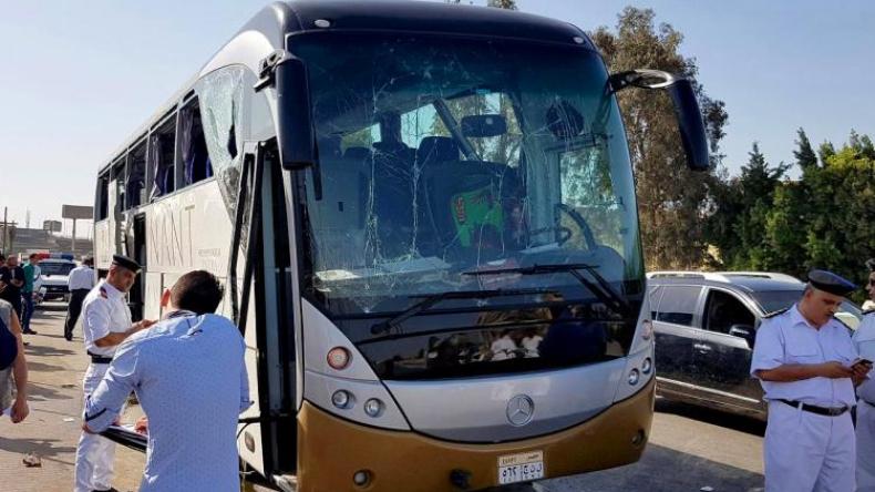 جرحى بانفجار استهدف حافلة سياحية قرب الأهرامات