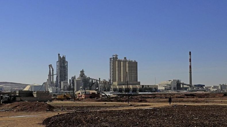اتهام “لافارج” بالتواطؤ مع الإرهابيين في سوريا