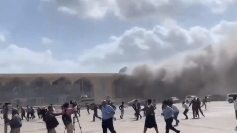 انفجارات في مطار عدن عند وصول طائرة الحكومة اليمنية (فيديو)