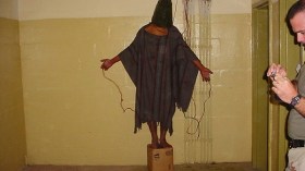 صاحب أشهر صورة في “أبو غريب” يروي فظائع الأمريكان