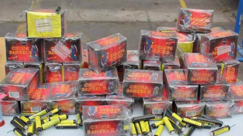 بخاخات مسيلة للدموع ومفرقعات مموهة بلعب أطفال!