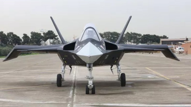 إيران تكشف أول مقاتلة حربية محلية الصنع