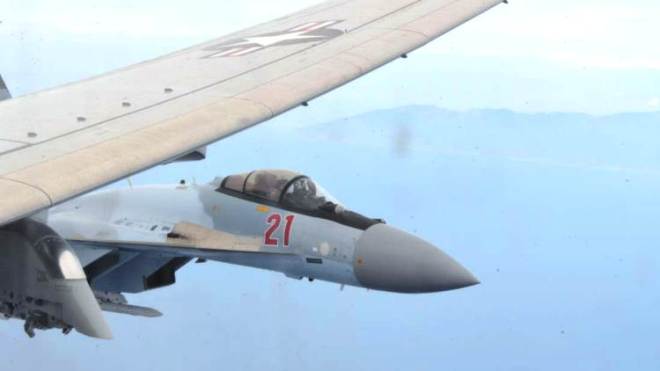 شاهد.. اعتراض مقاتلتين روسيتين لطائرة أمريكية