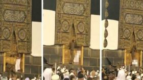 مواقع التواصل تشتعل بسبب محاولة حاج فتح باب الكعبة