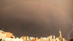 أمطار غزيرة تغرق شوارع مكة المكرمة